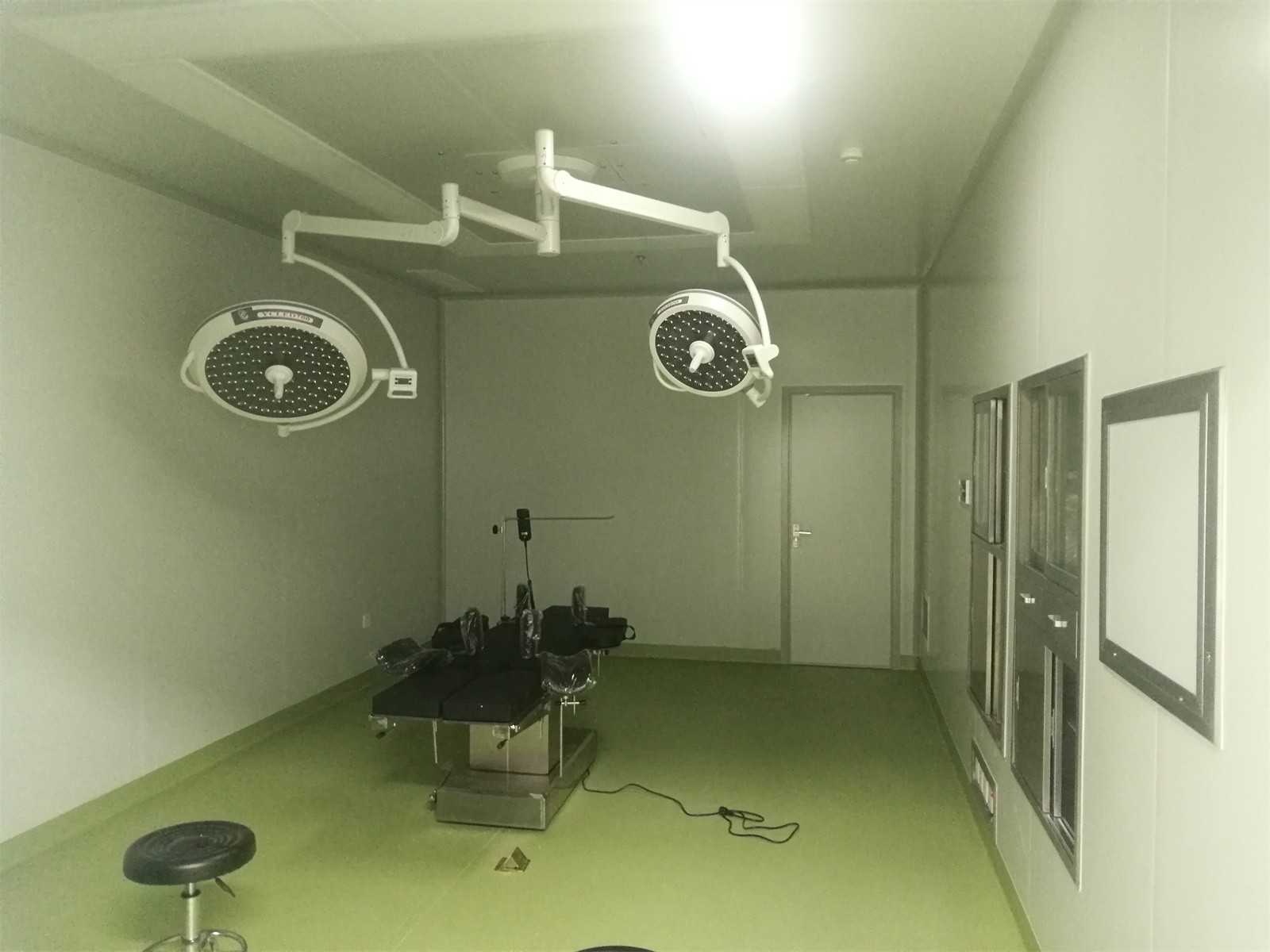 1646101509164610625.jpeg 手術室01.jpg